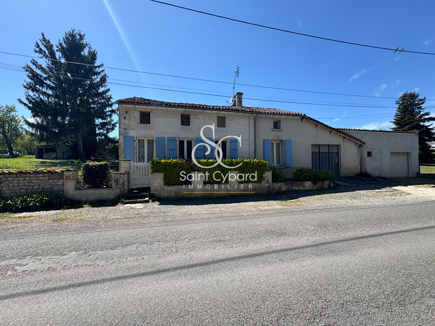 Maison 3 chambres 100 m2  environ avec garages  et grand terrain