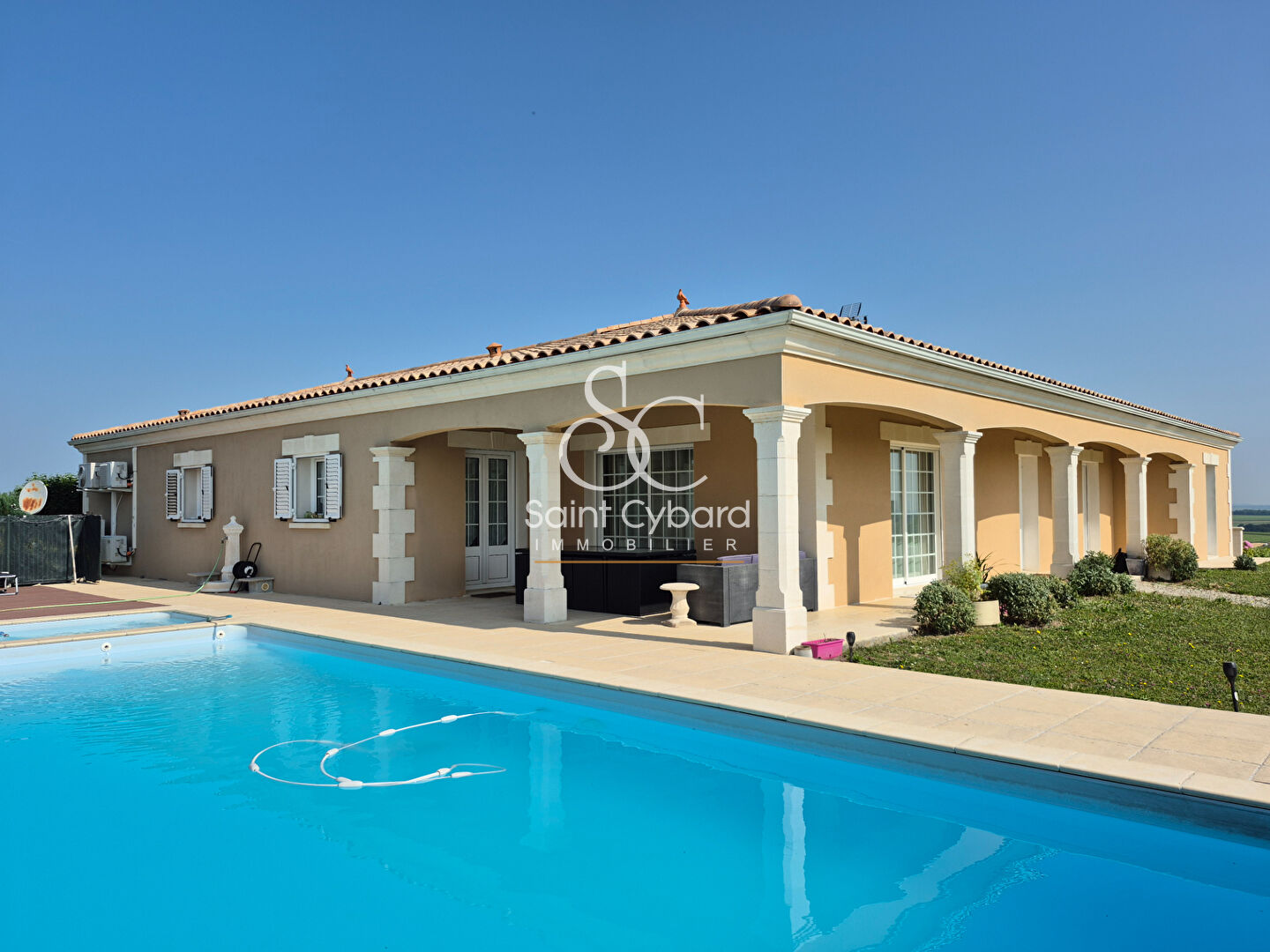 Villa de P/P 169 m²  habitables environ avec piscine, double garage
