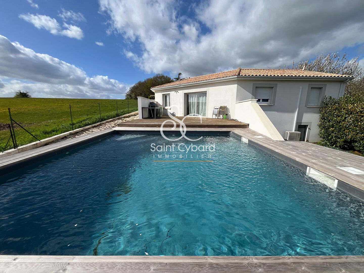 Champniers : Pavillon plain pied avec piscine et dépendance