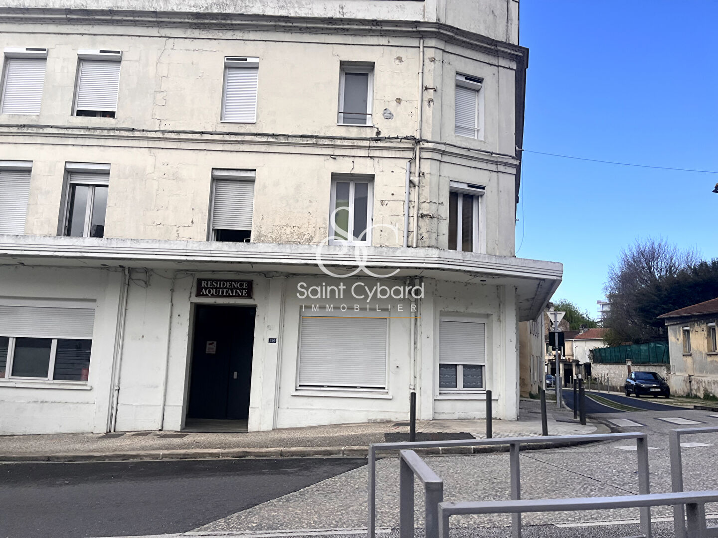 Ensemble immobilier – 2 studios et un emplacement de parking