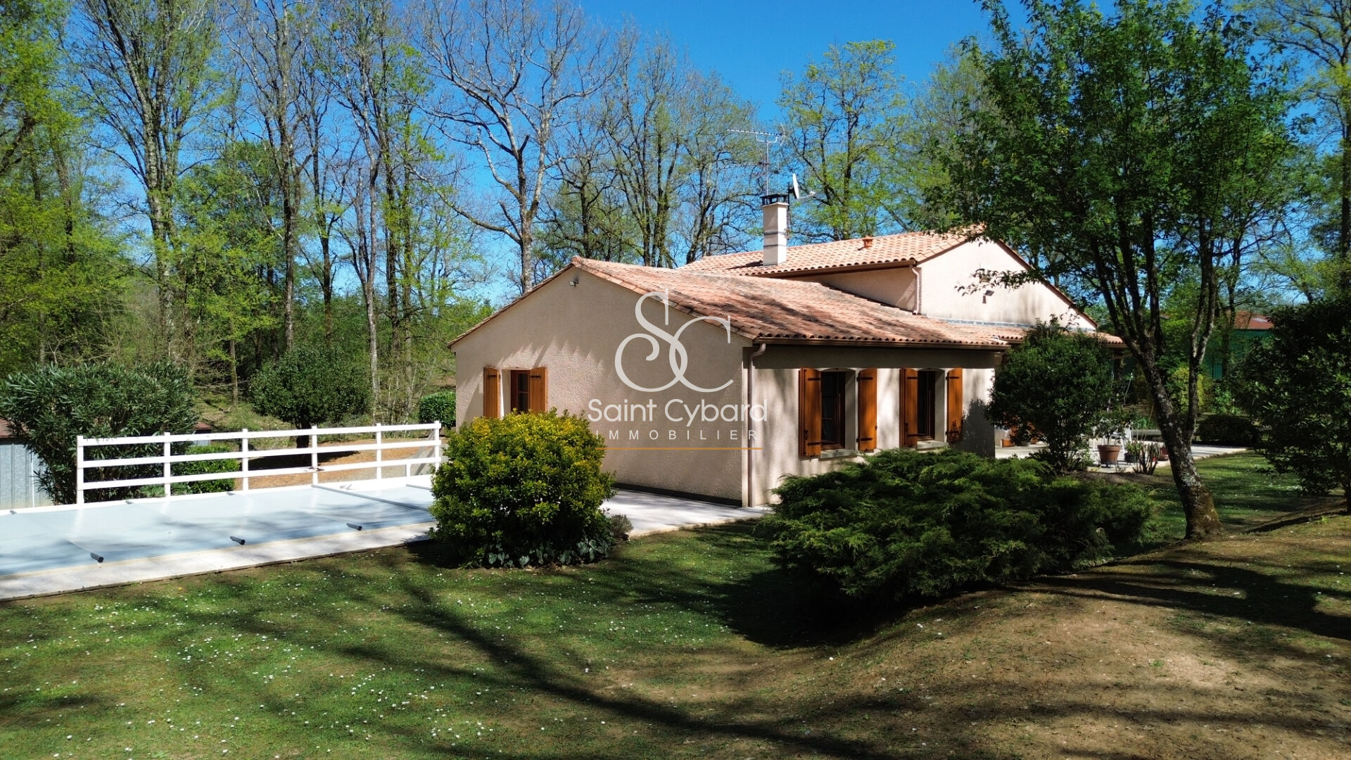 Plain-pied – 3 chambres – jardin et piscine sur la commune de Garat