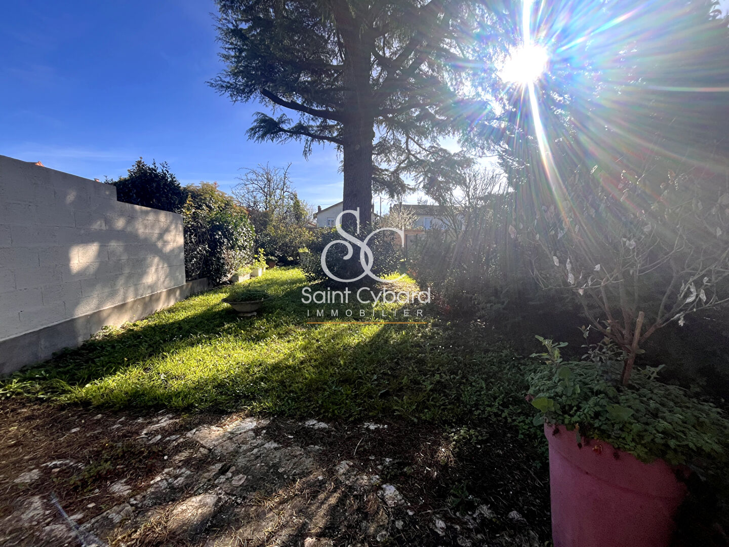 Angoulême  – Maison avec garage et jardin à rénover