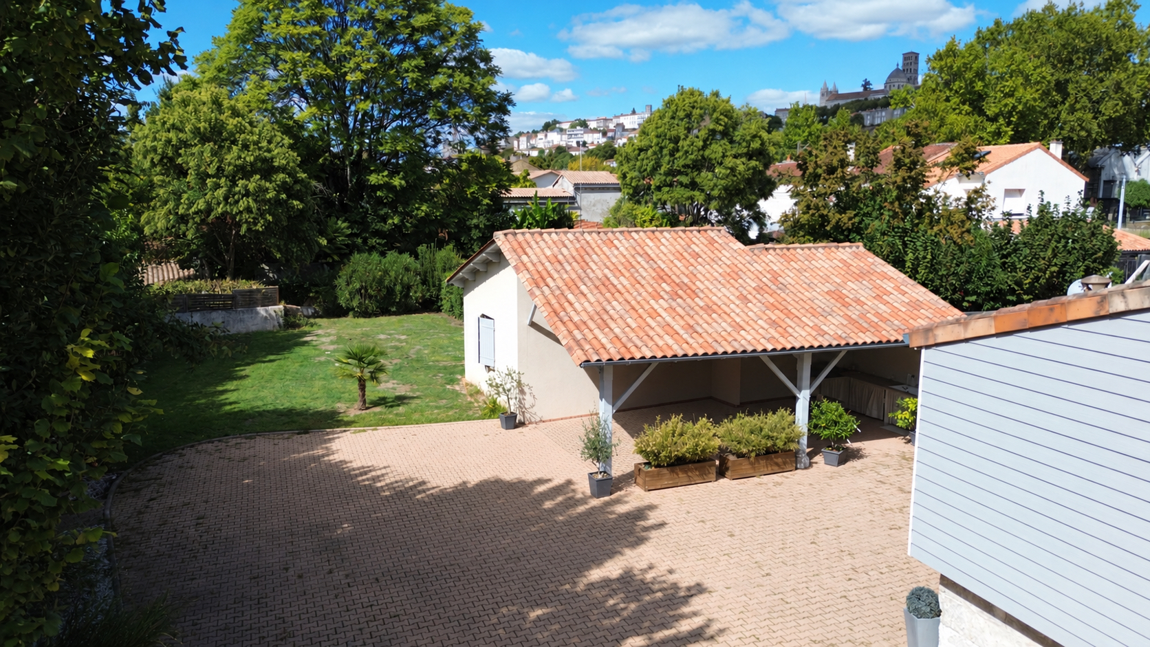 Maison en pierre avec vue sur Angoulême et dépendance.